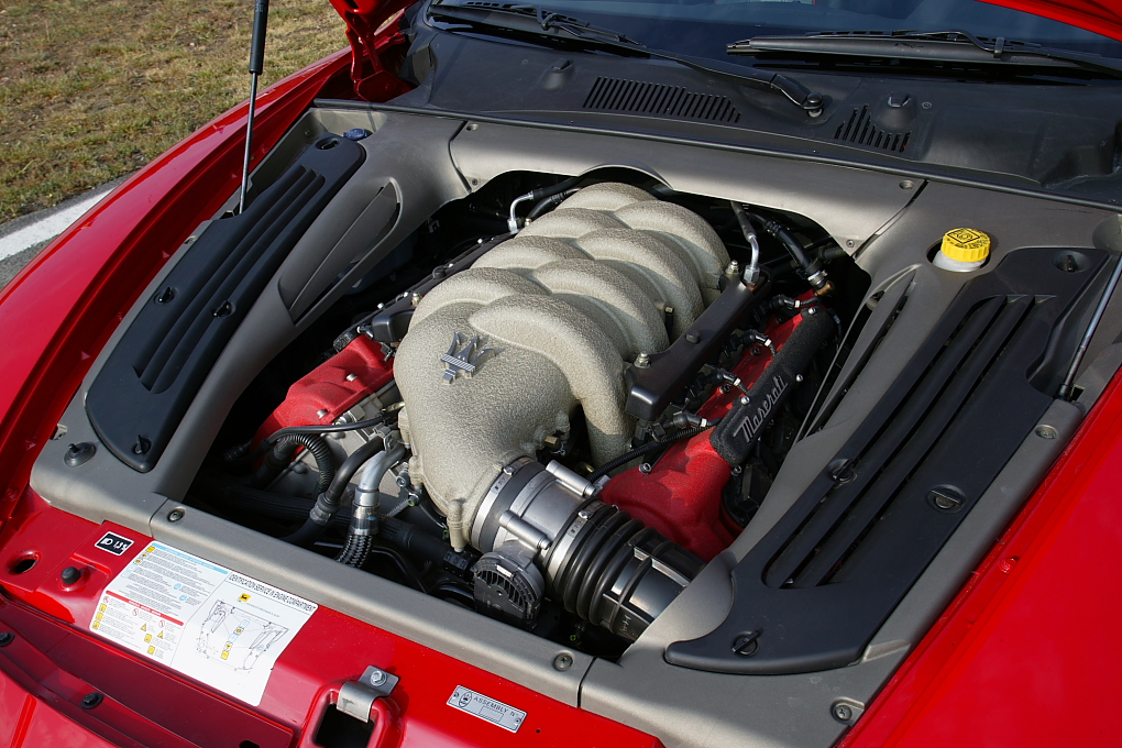 Maserati_V8_4.2l_engine_001.jpeg